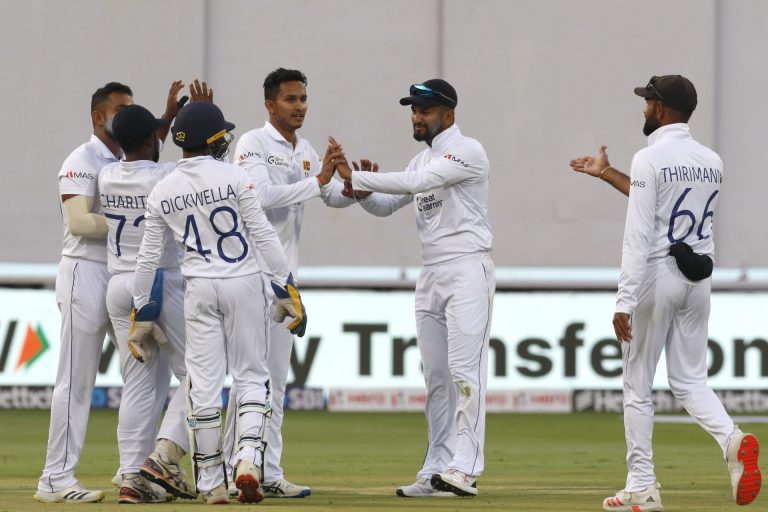 ලකුණු 447 ක් අසීරු ඉලක්කය හඹා යාමට ශ්‍රී ලංකාවට හැකි වේවිද ?