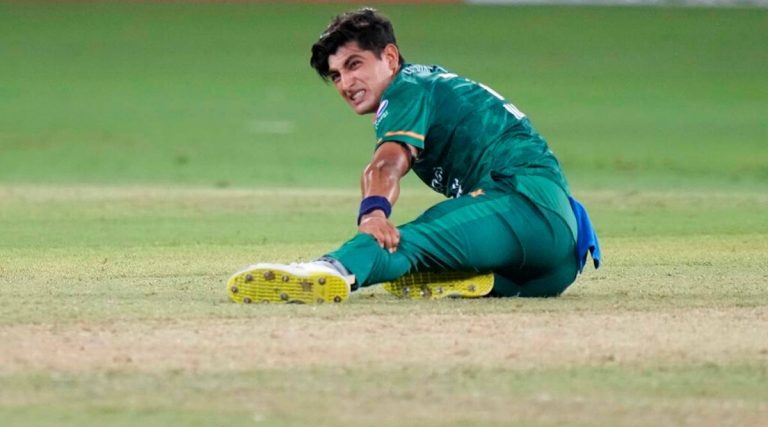 සුපිරි පාකිස්තාන වේගපන්දු යවන්නා රෝහලට-Naseem Shah diagnosed with pneumonia