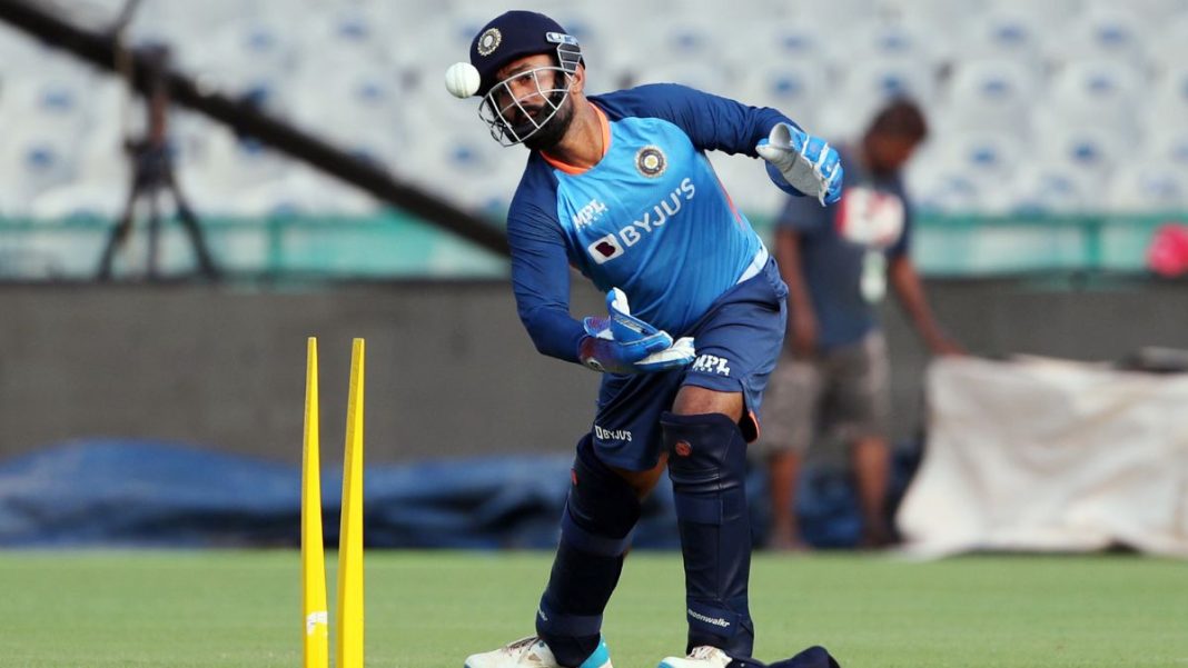 ඉන්දීය කඩුලු රකින්නාට ආබාධයක්-Dinesh karthik suffers back injury ,team waiting for report