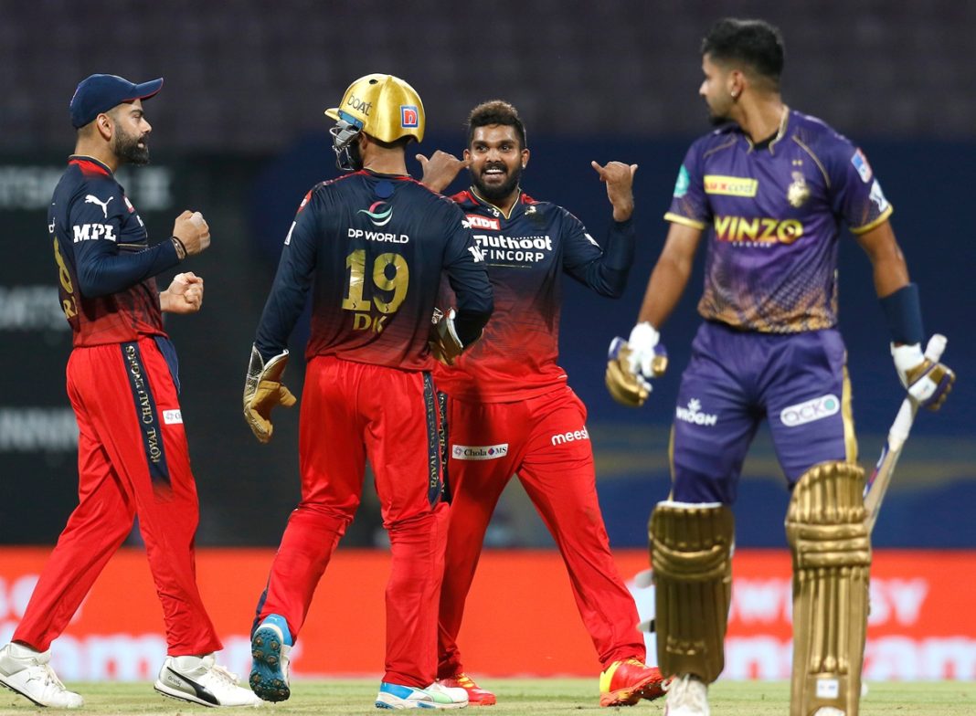 RCB රසිකයන්ගෙන් වනිඳු හසරංගට උණුසුම් පිළිගැනීමක් .!“Look who just joined us!” Warm welcome to Vanindu Hasaranga from RCB fans.!