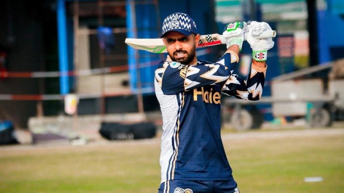 ‘සිම්බාබාර්’ කියූ රසිකයන්ට බාබර් ගෙන් බෝතල් ප්‍රහාරයක්-Babar Trolls with 'ZimBabar' Chants by Fan