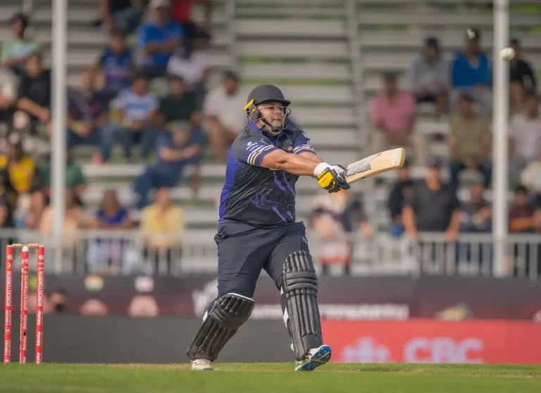 ඩොලර් නෝට්ටුවලින් මුහුණ පිසූ ක්‍රීඩක අසාම් ඛාන්ට වැඩ වරදී-Pakistan Star Wipes Sweat with Dollar Bill