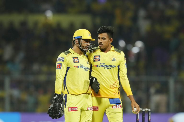 මහීෂ් තීක්ෂණ නීතිවිරෝධී අයුරින් පන්දු යැවූ බවට චෝදනා -Did Maheesh Theekshana Chuck The Ball To Virat Kohli During RCB vs CSK Clash?