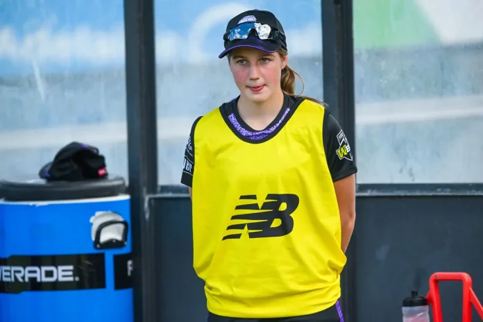 13 හැවිරිදි මියා බාර්වික් හරිකෙන්ස් පිලට එක්කර ගනී-13-year-old Mia Barwick joins the Hurricanes