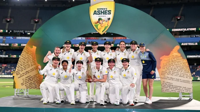 කාන්තා අළුබඳුනේ ජය ඕස්ට්‍රේලියානු කාන්තාවන්ට-Australia crush England by an innings and 122 runs to complete a historic women's Ashes whitewash