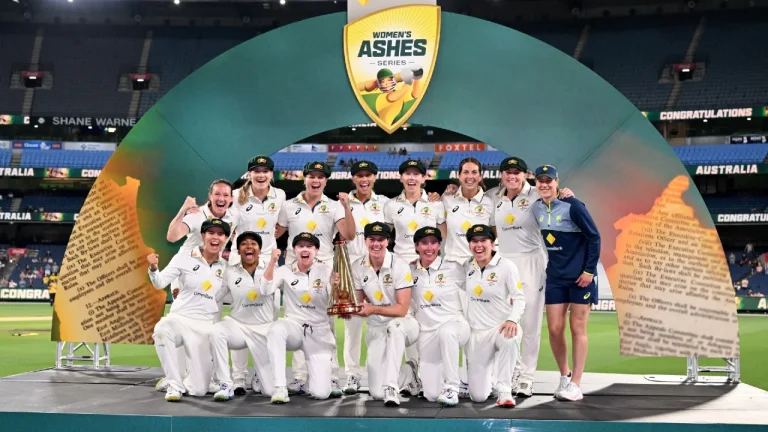 කාන්තා අළුබඳුනේ ජය ඕස්ට්‍රේලියානු කාන්තාවන්ට-Australia crush England by an innings and 122 runs to complete a historic women's Ashes whitewash