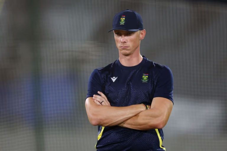 රුසී වැන් ඩර් ඩුසන් ක්‍රිකට් පිටියෙන් විශ්‍රාම යයි!