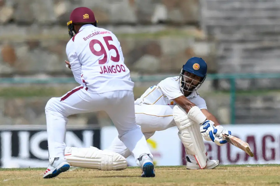 ධනංජය ද සිල්වා ශතකයකින් ශ්‍රී ලංකාවට පණ දෙයි!