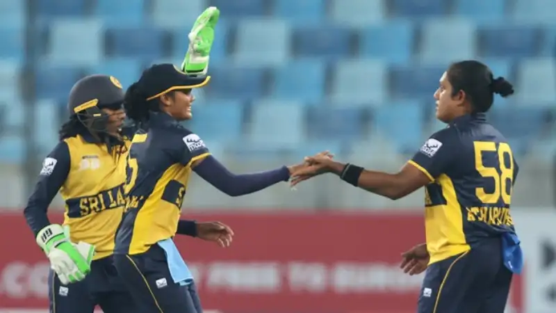 චමරි අතපත්තුගේ කඩුලු 7ක සුපිරි දස්කමෙන් ශ්‍රී ලංකාවට ලකුණු 75ක ජයක්