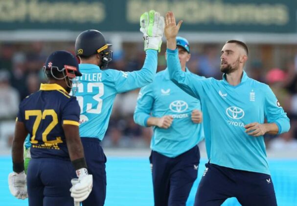 ශ්රී ලංකාව එංගලන්තය හමුවේ පළමු එක්දින තරගයත් පරාදයි!